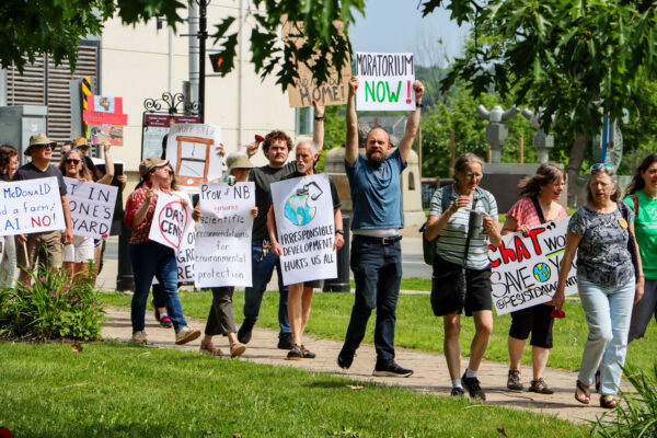 protesters-outside-leg-lukas-kohler